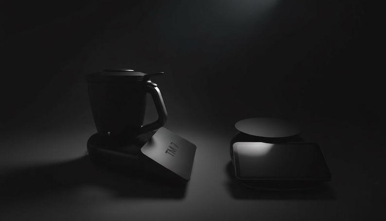 Pode incluir: Um conjunto de eletrodom&eacute;sticos de cozinha pretos, incluindo um liquidificador com al&ccedil;a e uma balan&ccedil;a separada. O liquidificador tem um design elegante e moderno. A balan&ccedil;a &eacute; retangular com um topo circular. O texto "TM 7" &eacute; vis&iacute;vel.