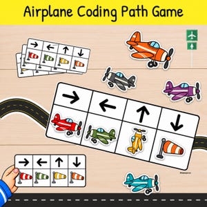 Könnte beinhalten: Flugzeug-Coding-Pfad-Spiel mit Karten, die Richtungspfeile und Windsack-Symbole zeigen. Enthält ausgeschnittene Illustrationen von orangefarbenen, schwarzen, lila, roten, grünen, gelben und blauen Flugzeugen sowie einen Straßenverlauf und grüne Flughafenschilder.