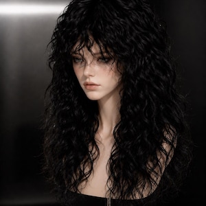 Puede incluir: Una cabeza de maniquí con cabello negro largo y ondulado, corte en capas y flequillo. El cabello tiene una apariencia texturizada y voluminosa con rizos definidos que caen sobre los hombros. El maniquí tiene piel pálida y ojos claros.
