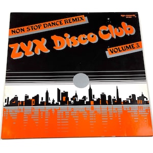 Op de afbeelding: Een vierkante vinylplatenhoes met een zwarte achtergrond en oranje tekst met de tekst ZYX Disco Club, Volume 3 en Non Stop Dance Remix. Het ontwerp bevat een zwart-wit silhouet van een stadsskyline boven een oranje reflectie.