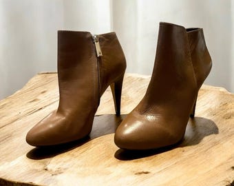 Bruine leren slofjes met hak van Banana Republic, maat 6,5