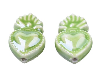 2 Perles Cœur ex voto porcelaine vert irisé 16 x 10 mm perle céramique cœur flamboyant