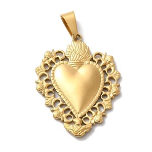 K&ouml;nnte beinhalten: Goldfarbener Anh&auml;nger mit herzf&ouml;rmigem Design in der Mitte, umgeben von kunstvollen Filigran- und Blumendetails. Der Anh&auml;nger hat eine &Ouml;se f&uuml;r eine Kette. Das Design ist symmetrisch und detailliert, mit poliertem Finish.