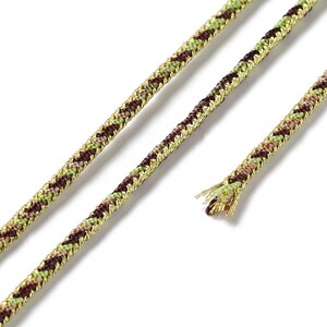 Può includere: Primo piano di due fili di cordoncino intrecciato in uno schema di colori oro, verde e marrone. Il cordoncino è realizzato in un materiale morbido e tessuto ed è perfetto per progetti di artigianato.