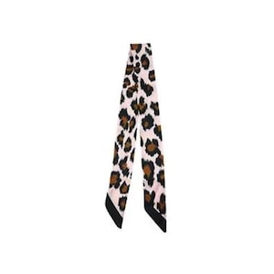 Puede incluir: Una bufanda delgada de color marfil con un estampado de leopardo. La bufanda presenta manchas marrones y negras, con puntas negras. Un accesorio elegante.