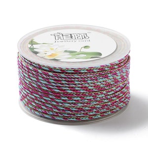 K&ouml;nnte beinhalten: Eine Spule mit pinkfarbenem, blauem und goldenem, gedrehtem Kordel f&uuml;r die Schmuckherstellung. Das Etikett lautet "Jewellery cord".
