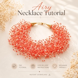 Op de afbeelding: Een koraalkleurige kralenketting met een dichte, luchtige tros van kleine oranje kralen en witte parels op een fijne draadstructuur, met goudkleurige, kegelvormige eindkappen en een sluiting. Tekst luidt Airy Necklace Tutorial.