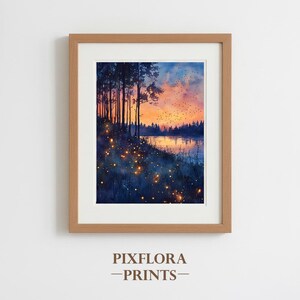 Könnte beinhalten: Gerahmter Kunstdruck mit einer Aquarelllandschaft mit Wald, See und Sonnenuntergang. Das Kunstwerk hat eine warme Farbpalette aus Orange, Blau und Gelb. Der Druck ist in einem hellbraunen Holzrahmen. Der Text "PIXFLORA - PRINTS-" steht unten.