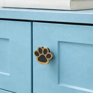 Handgjort skåphandtag i guldfärgat tasstryck, modernt lådhandtag i metall