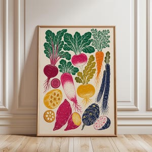 Pode incluir: Uma impressão de arte botânica emoldurada sobre um fundo creme, apresentando uma coleção de vegetais de raiz coloridos, incluindo beterrabas vermelhas, um rabanete branco comprido, uma cenoura laranja brilhante, um nabo amarelo, batatas-doces roxas e raízes de lótus fatiadas.
