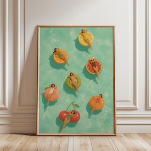 Puede incluir: Una lámina artística vertical enmarcada que representa a siete personas flotando en agua turquesa sobre varios flotadores con forma de fruta, incluyendo diseños de limón, naranja, sandía, kiwi, pomelo rosa, tomate y cereza, en traje de baño.