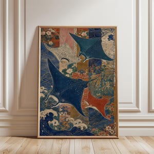 Könnte beinhalten: Ein rechteckiger Wandkunstdruck mit vier Mantarochen, die vor einem Hintergrund aus vertikalen Paneelen mit Blumenmustern, stilisierten Wellen und einer Farbpalette aus Dunkelblau, Weiß, Orange und Gold schwimmen, gerahmt in hellem Holz.