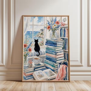 Puede incluir: Una impresión en acuarela que muestra a un gato negro sentado en el alféizar de una ventana frente al mar. Una pila de libros azules, un jarrón con flores silvestres, una taza de té y un libro abierto con un faro forman una escena costera.