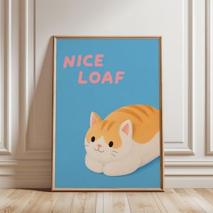 Puede incluir: Una lámina decorativa rectangular con fondo azul claro y el texto rosa NICE LOAF en la parte superior. Debajo del texto hay una ilustración estilizada de un gato atigrado naranja y blanco sentado en posición de pan con las patas recogidas.
