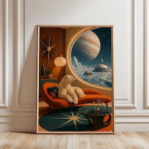 Puede incluir: Una impresión de arte mural enmarcada que muestra un oso polar descansando en un sofá naranja curvo dentro de una habitación con una gran ventana circular. A través de la ventana, se ve una superficie planetaria nevada, una cúpula y un gran planeta.