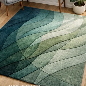 Pode incluir: Um tapete retangular com um design ondulado em tons de azul e verde. O padrão apresenta formas curvas sobrepostas que criam uma sensação de profundidade e movimento. O tapete é feito de um material macio e texturizado.