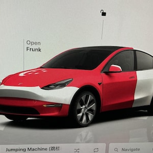 以下が含まれることがあります： 黒い屋根と車輪を備えた赤と白のテスラモデルY電気自動車。車はプラグインされており、フランクとトランクのテキストラベルが付いています。車はシンガポールの国旗の色で塗装されています。