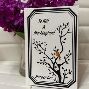 Op maat gemaakt Bound To Kill a Mockingbird van Harper Lee – witte doek met goud en zwart ontwerp