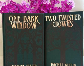 Set di libri One Dark Window Two Twisted Crowns, verde smeraldo, lamina d'oro nero