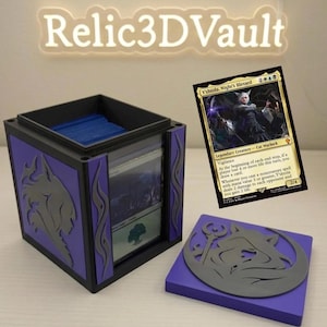 Puede incluir: Una caja de almacenamiento de cartas negra y morada con un diseño de lobo, una tapa a juego y una carta de Magic: The Gathering. El texto "Relic3DVault" está encima de la caja. La carta es "Y'shtola, Night's Blessed".