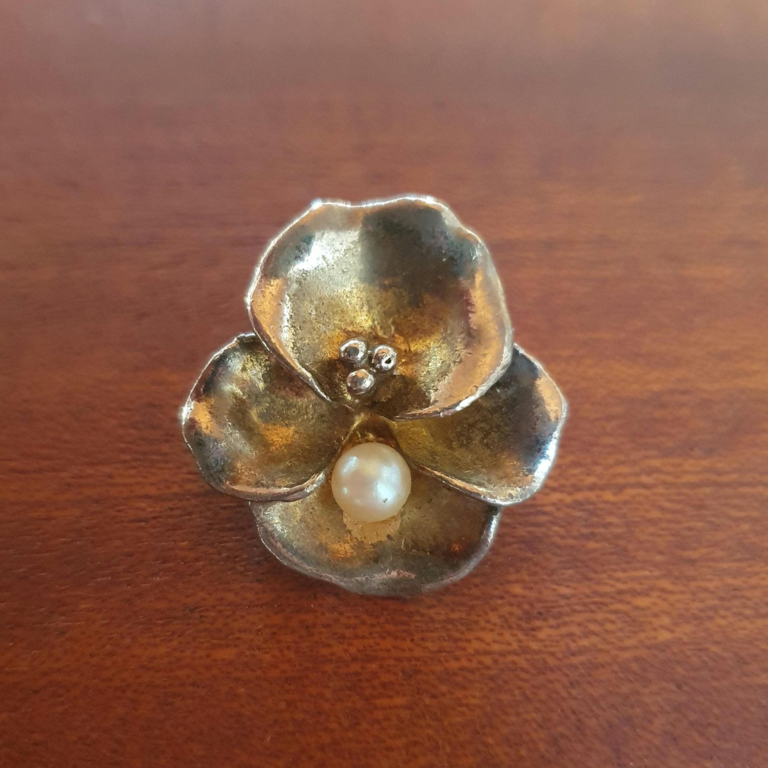 Ancienne broche forme éventail saphiret et lait