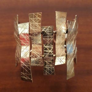 Fantastisk vintage modernistisk skulptural manschett i guldpläterat stål, VTG fantastisk stor graverad modernistisk gyllene 80-90-tals statementarmband