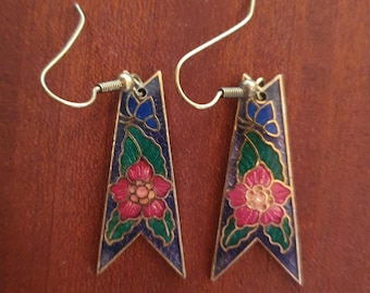 Wunderschöne, antike rote Tropfenohrringe mit Schmetterlings- und Blumenmotiven aus goldfarbenem Metall und Cloisonné-Emaille, in sehr gutem Zustand.