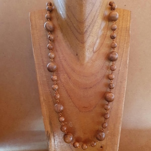 Lange Vintage-Halskette aus Holz und Kupferperlen, runde braune Perlen, Vintage-Mode im ökologischen und natürlichen Stil