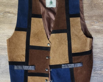 Könnte beinhalten: Eine braune, blaue und schwarze Wildlederweste mit einem Aufnäher mit der Aufschrift "Northwest Territory".