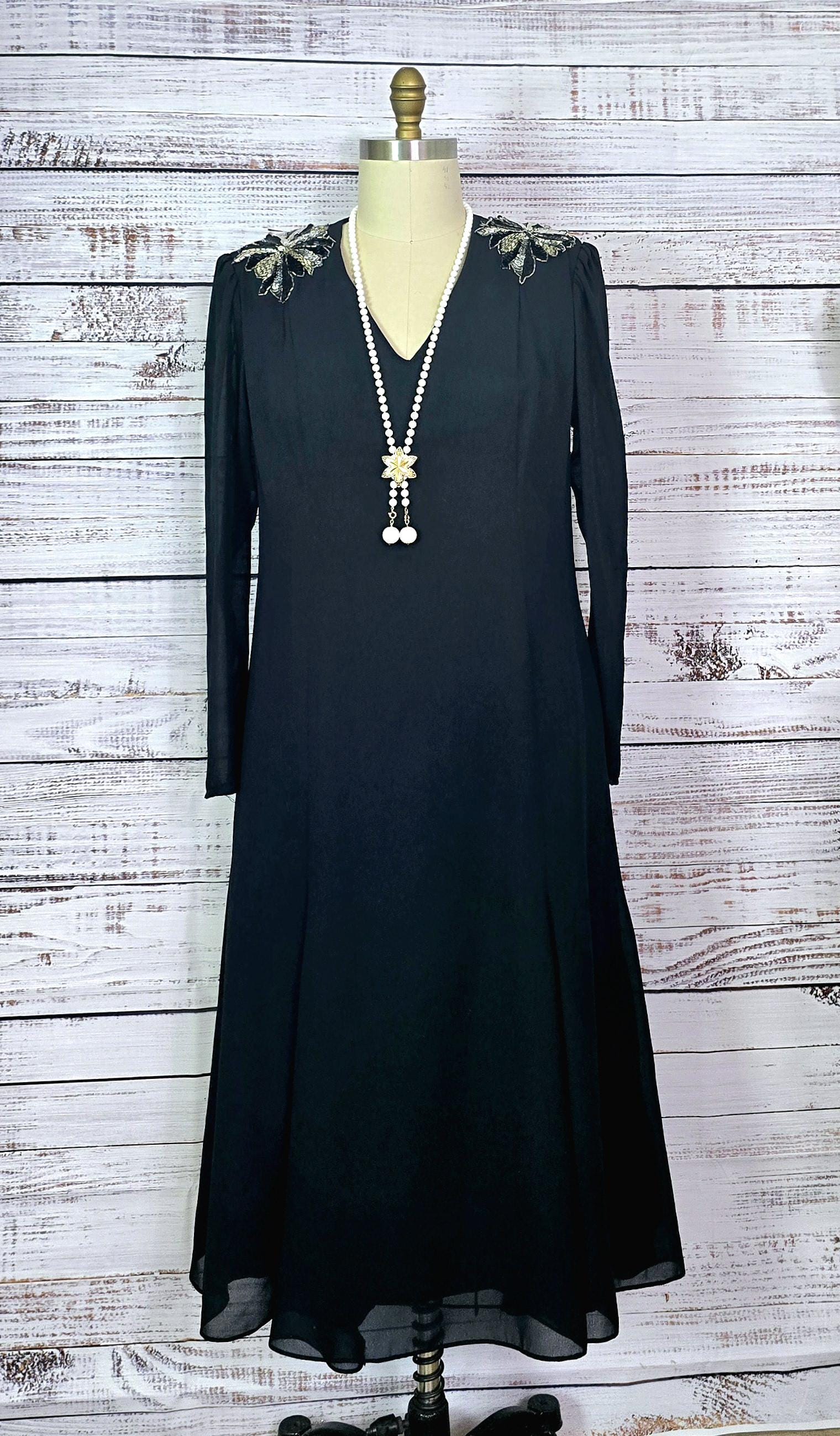 long cream dress with sleeves Viper | Cream Lace Long-Sleeve Maxi Dress