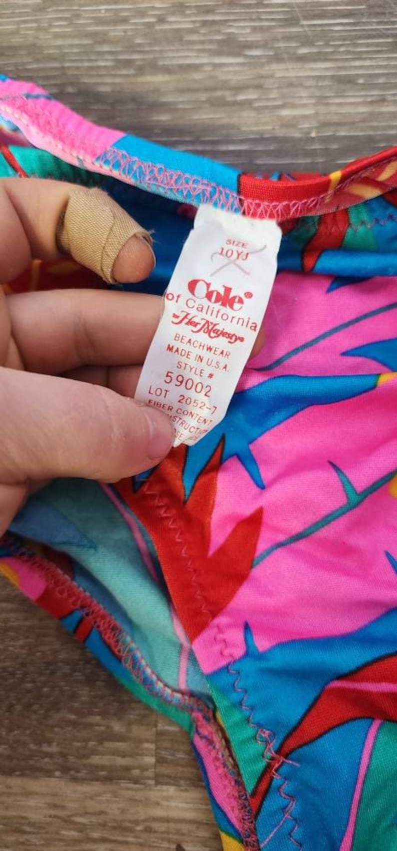 Pode incluir: Roupa de praia vintage Cole of California Her Majesty. O fato de banho apresenta um padr&atilde;o floral vibrante em rosa, azul e vermelho. A etiqueta diz "Made in U.S.A." e indica o tamanho 10YJ.