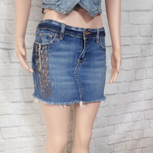 Y2K 00s Mini Skirt Low Rise light wash Denim, Distressed Patchwork Jean skirt raw fray Sz S