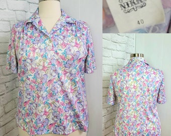 80s Casual Blouse, Pink Blue Lilac Floral Print Knit Blouse Button Tab Large collar Short Sleeve Size 1XL polo vintage retro blouse