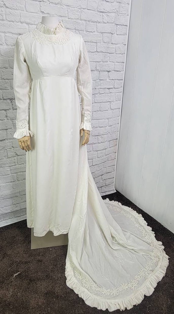 60s ivory Velvet Regency Style wedding Dress deta… - image 3