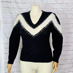 Vintage 80er Jahre Pullover, Puff Ärmel, 1980er Jahre V-Ausschnitt Perlenstickerei, sexy New Wave, Schwarz Weiß Gr. S