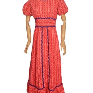 Abito lungo Boho anni &#39;60/&#39;70 Abito da prateria Costume da pioniere del selvaggio West Stampa rossa e bianca hippi sax