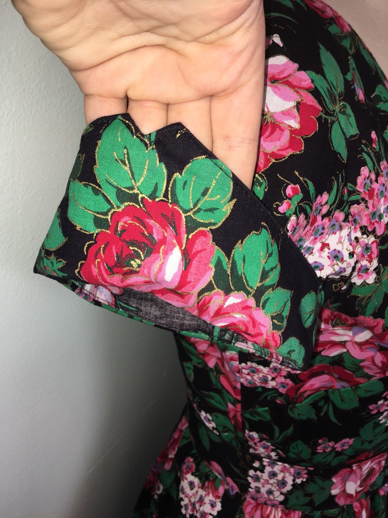 1980s does 1950s Floral Shirtwaist Black Nancy Stranger Things Rose Print button front Cutout Open Back Short Sleeve Size 10 large
