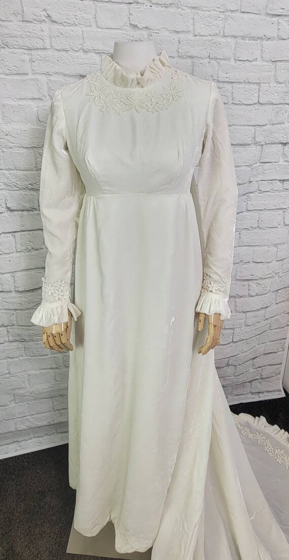 60s ivory Velvet Regency Style wedding Dress deta… - image 8