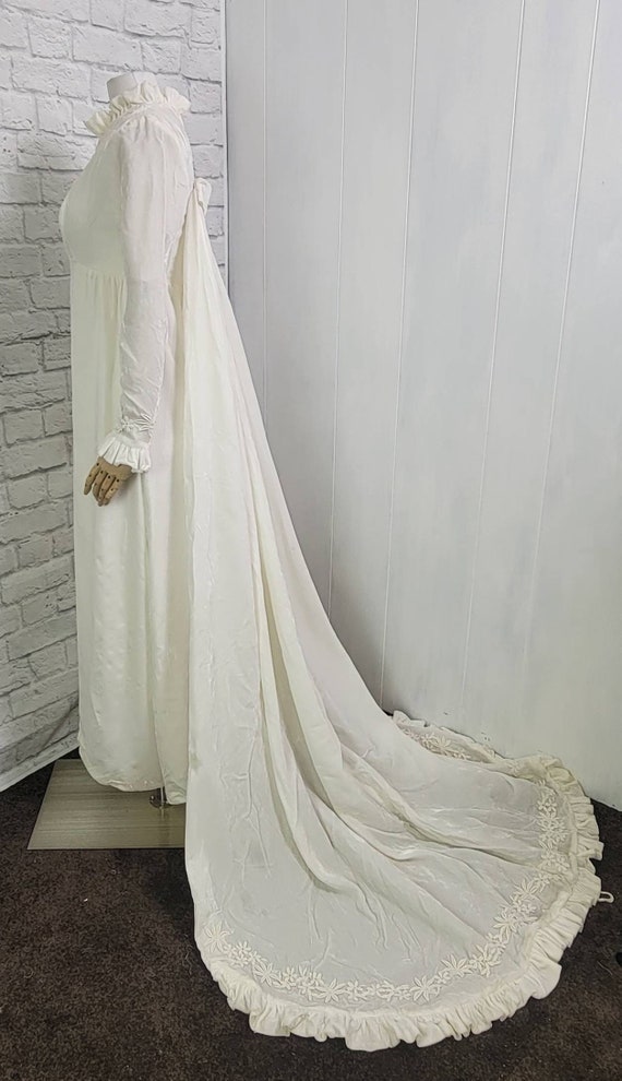 60s ivory Velvet Regency Style wedding Dress deta… - image 4