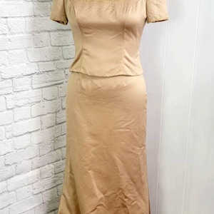 90er Jahre Gold Satin Zweiteiler Kleid Brautjungfer Schnitt Abschlussball Formelle Meerjungfrau Rock