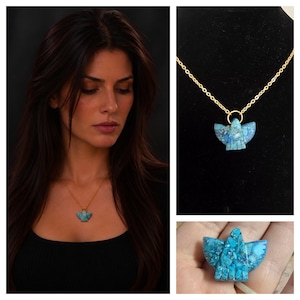 Pode incluir: Um colar de corrente dourada com um pingente em forma de pássaro em voo. O pingente é feito de fragmentos de pedra azul com texturas variadas em tons de turquesa, azul claro e azul escuro, suspenso por um pequeno anel dourado.