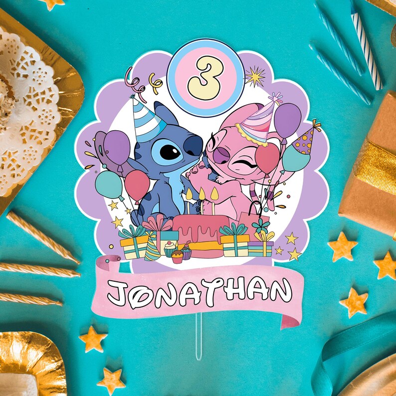 Może przedstawiać: Topper na tort urodzinowy z postaciami Stitch i Angel, z cyfrą 3 w okręgu. Topper zawiera baner z napisem "JONATHAN", balony, prezenty i tort ze świeczkami. Projekt jest na turkusowym tle.