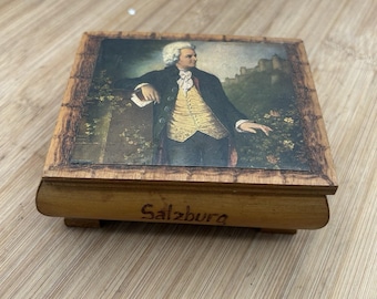 Vintage Holz Spieluhr Markierung Salzburg mit einer Darstellung von Wolfgang Amadeus Mozart