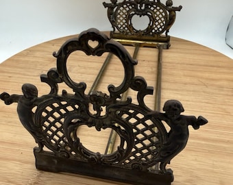 Sujetalibros antiguo de latón con filigrana ornamentada, estilo Art Nouveau victoriano con querubines figurativos.