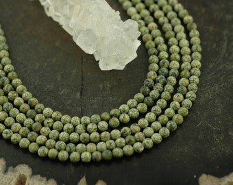 Jade Russo: Contas Redondas Suaves / Amarelo Variegado / Aprox. 4mm. / Qualidade de designer, Fabricação de joias, Suprimentos para artesanato / Natural, Floresta