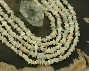 Chips d’Opale australiennes : 15,5" strand, 3x6mm / naturel, laiteux blanc, lueur de lune, bijoux, fournitures d’artisanat / terreux fille perles / lunaire