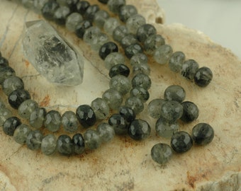 Quartzo turmalinado: Rondelle facetado com matriz verde e preta / 24 contas / 7x11mm / Suprimentos para artesanato para fabricação de joias naturais / Cinza, inverno
