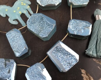 Druzy azul elétrico: pingentes drusy revestidos de titânio, 30x35mm, 7 pingentes Briolette, fonte de fabricação de joias brilhantes de fantasia cintilante, DR312