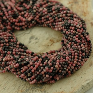 Rhodonite: Chiné rose et noir de minuscule pierres précieuses perles rondes / 2mm / alimentations naturelles, Boho, artisanat, fabrication de bijoux artisanat / pierres semi-précieuses image 1