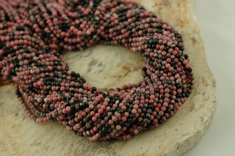 Rhodonite: Chiné rose et noir de minuscule pierres précieuses perles rondes / 2mm / alimentations naturelles, Boho, artisanat, fabrication de bijoux artisanat / pierres semi-précieuses image 1